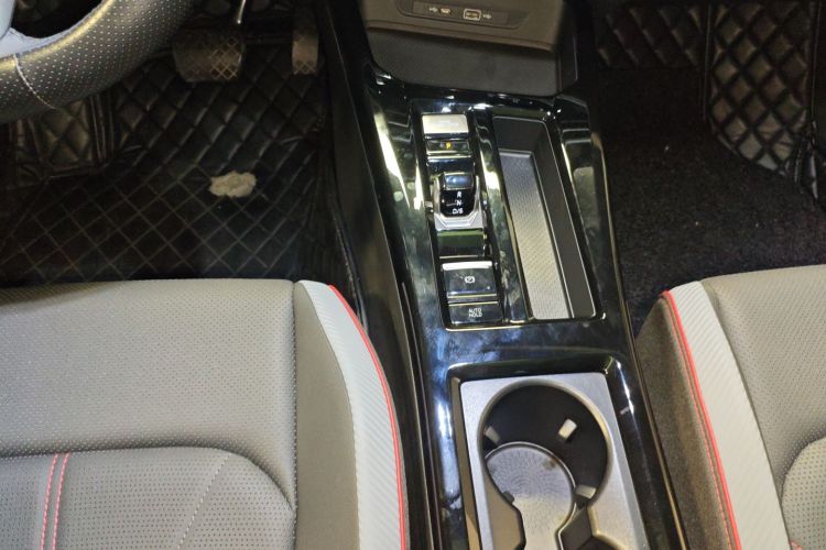 Volkswagen Lamando 2024 immagine di auto #14