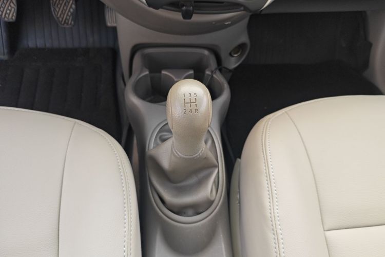 Nissan Sunny 2016 #14 Nissan Sunny 2016 car image #14