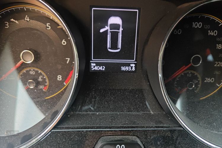 Volkswagen Touran 2021 car image #14