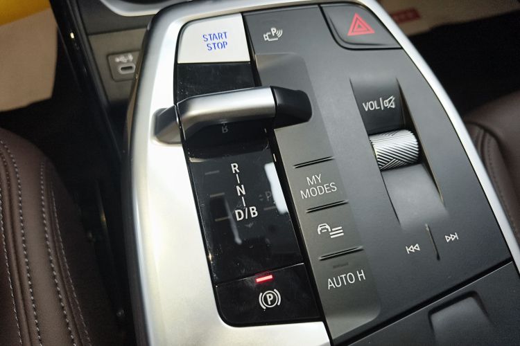 BMW iX1 2025 #14 BMW iX1 2025 car image #14