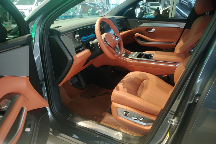 BYD Tang L 2025 صورة سيارة #14