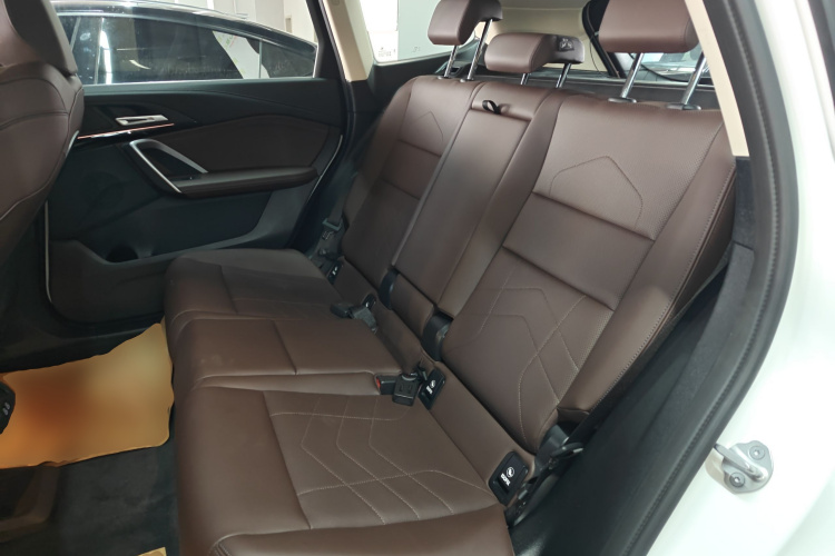 BMW iX1 2025 #14 BMW iX1 2025 صورة سيارة #14