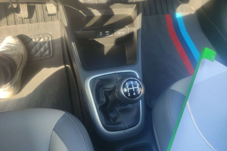 Kia 2019 car image #14