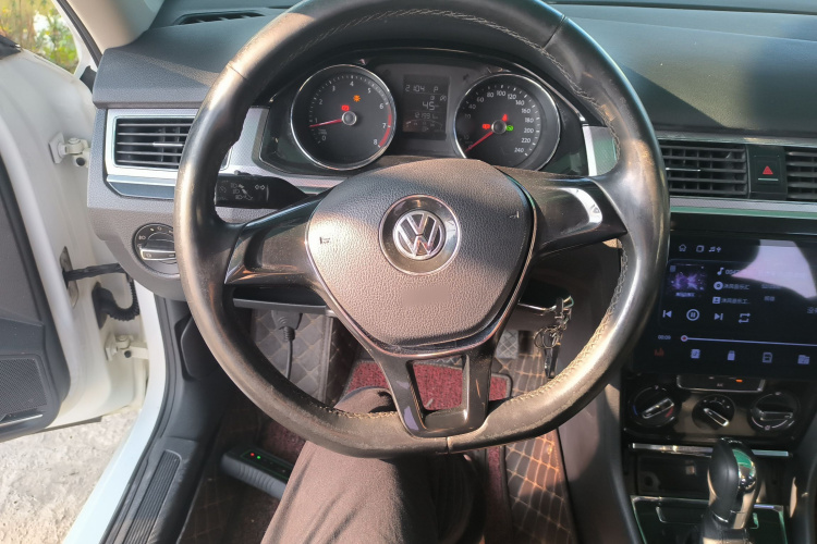 Volkswagen Bora 2017 car image #14
