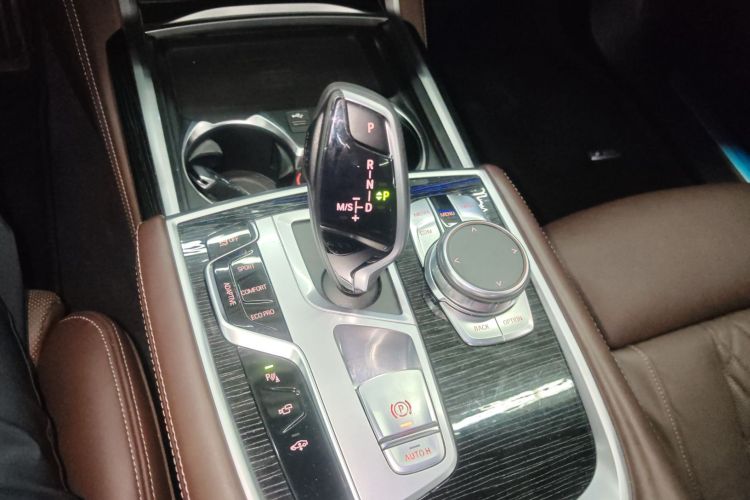 BMW 7 Series 2019 car image #14