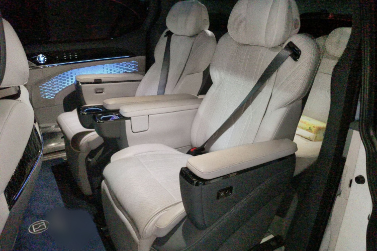 极氪 极氪009 2023 汽车图片 #14