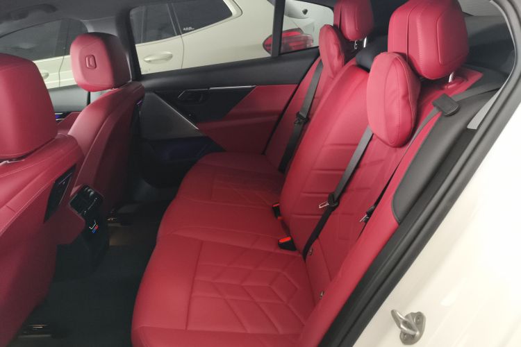 BMW i5 2024 car image #14
