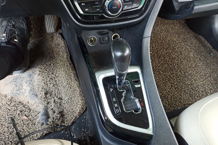 Changan Alsvin V7 2015 car image #14