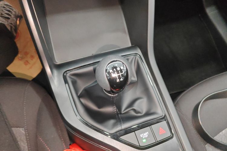 Roewe i5 2025 #14 Roewe i5 2025 car image #14