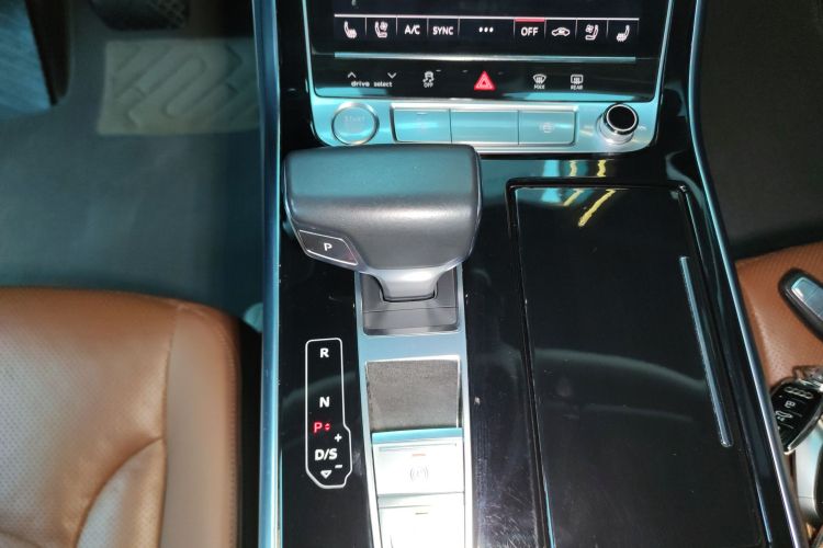 Audi Q8 2020 car image #14