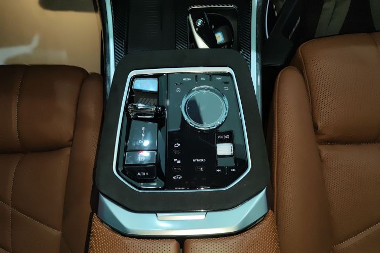 BMW i7 2025 car image #14