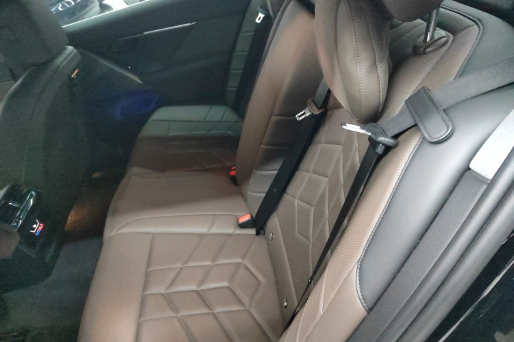 BMW i5 2024 car image #14