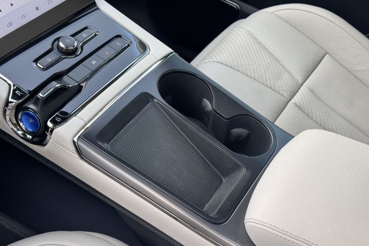 NIO ES8 2021 car image #14