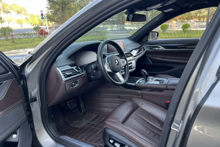 BMW 7 Series 2020 immagine di auto #14