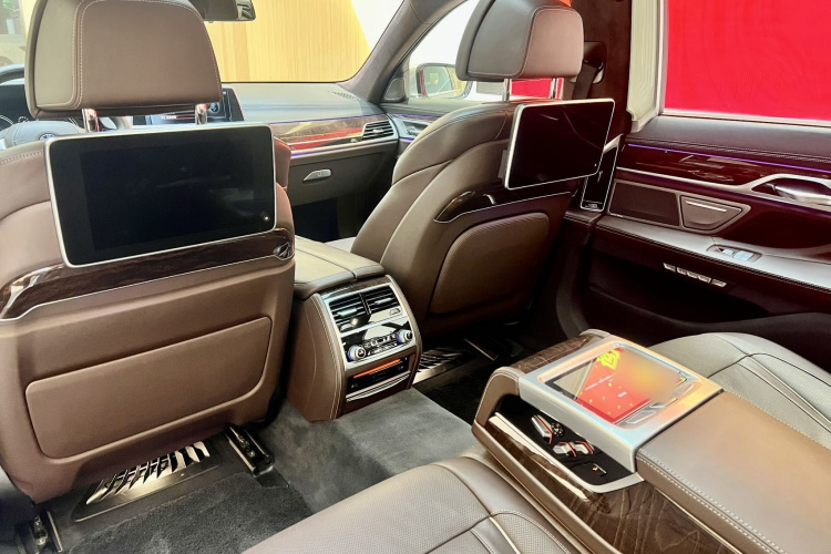 BMW 7 Series 2018 car image #14