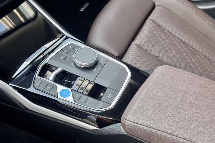 BMW i3 2023 car image #14