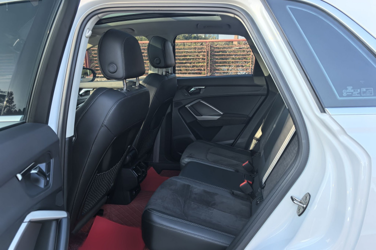 Audi Q3 2019 car image #14