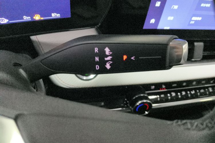 Chevrolet Equinox Plus 2025 car image #14