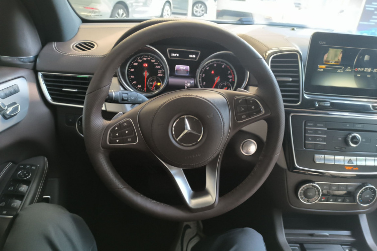 Mercedes-Benz 2018 car image #14