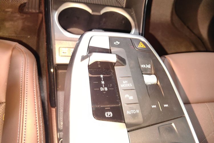 BMW iX1 2024 car image #14