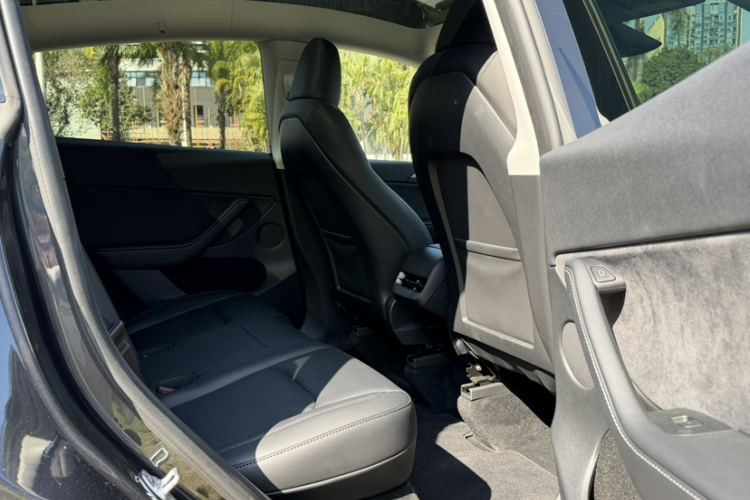 Tesla Model Y 2025 #14 Tesla Model Y 2025 car image #14