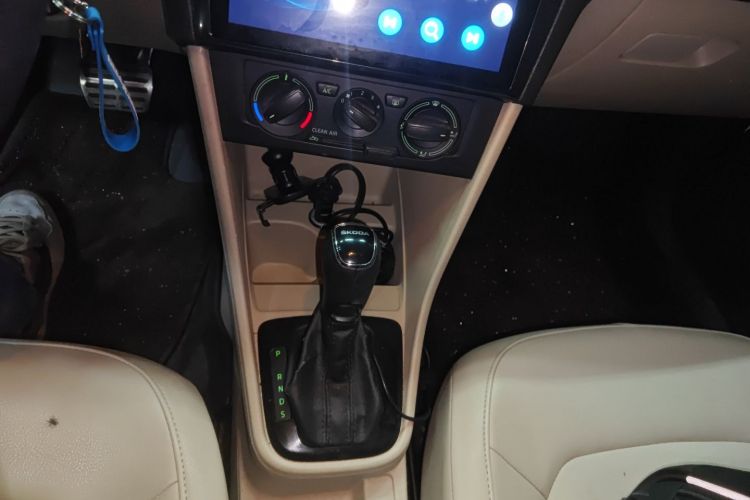 Skoda Rapid Spaceback 2016 car image #14