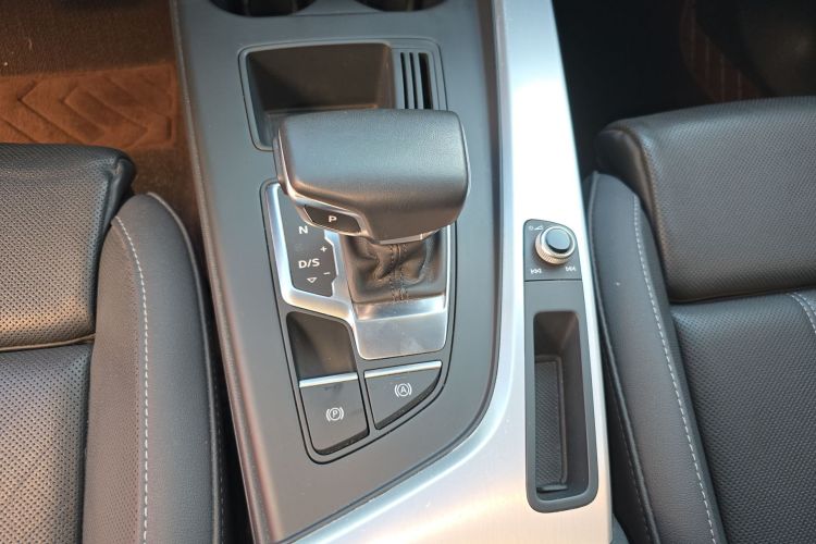 Audi A4L 2023 car image #14