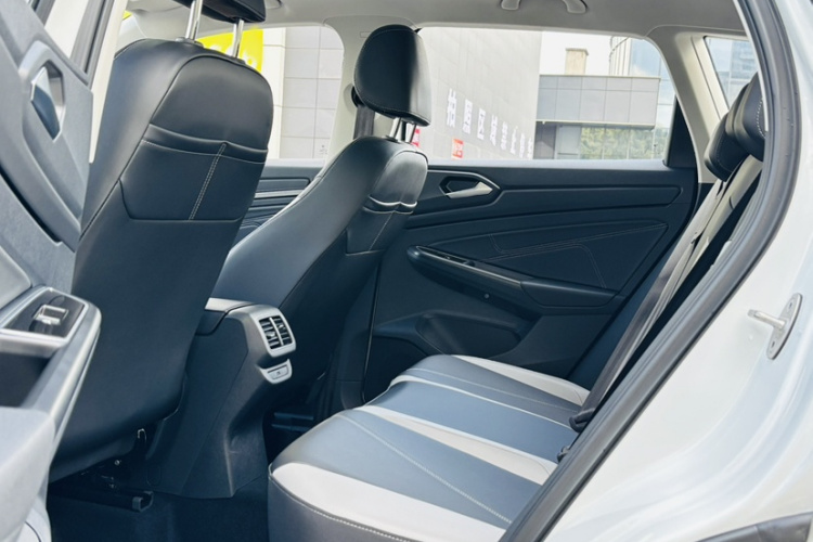 VS5 2025 car image #14