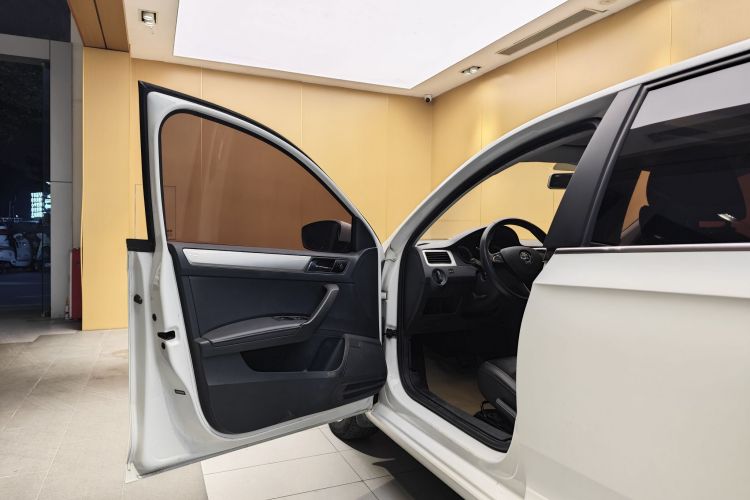 Skoda Rapid Spaceback 2019 car image #14