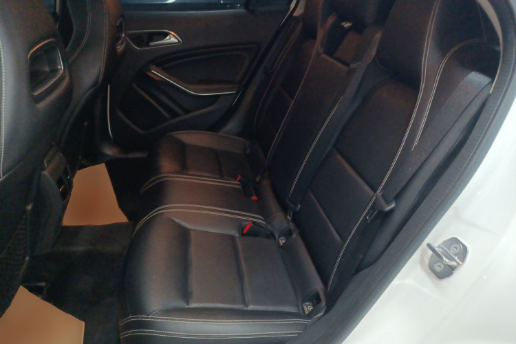 Mercedes-Benz GLA Class 2018 car image #14