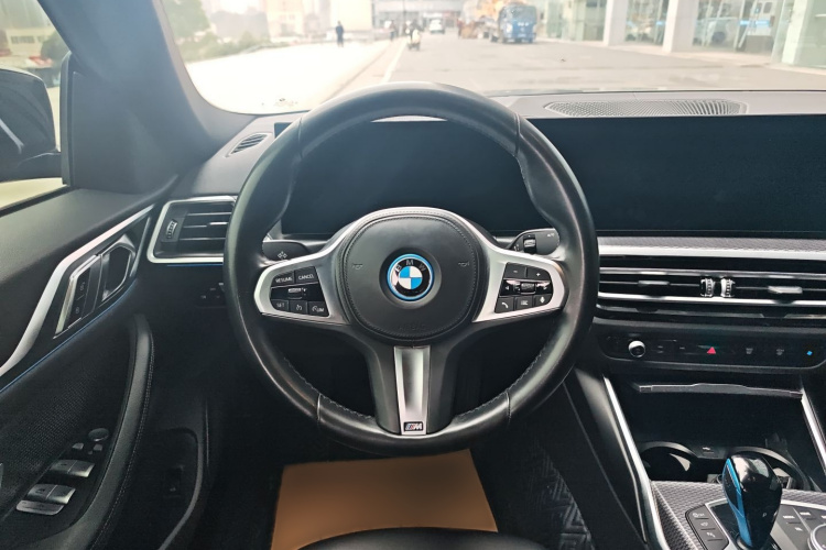 BMW i4 2022 car image #14