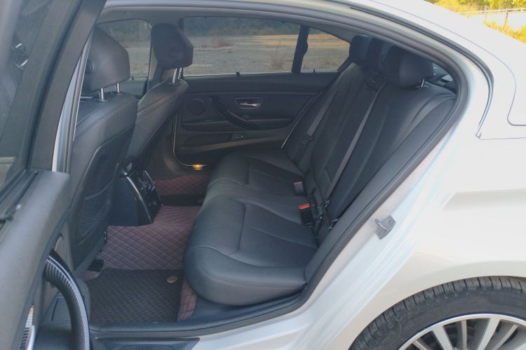 BMW 3 Series 2018 immagine di auto #14