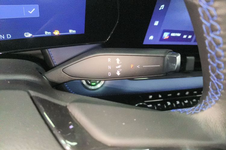 Chevrolet Equinox Plus 2025 car image #14