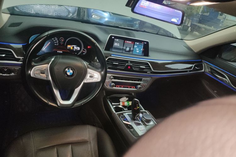 BMW 7 Series 2018 car image #14