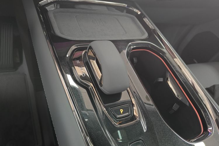 Zeekr 009 2025 car image #14