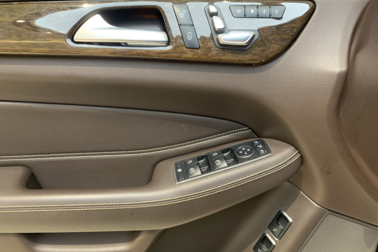 Mercedes-Benz GLS Class 2018 car image #14