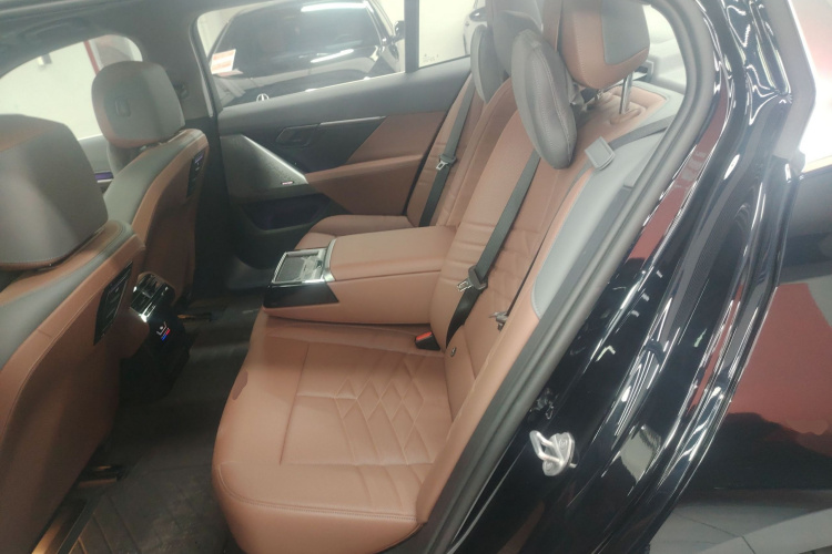 BMW i5 2025 car image #14