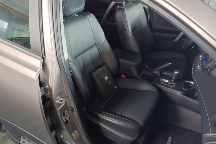 Toyota RAV4 2018 car image #14