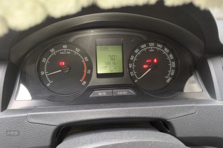 Skoda Rapid 2015 imagem de carro #14