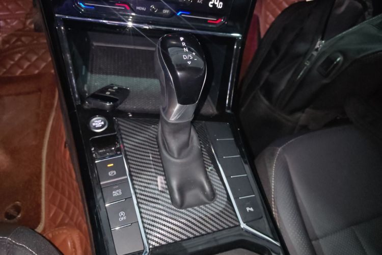 Volkswagen Passat 2024 car image #14