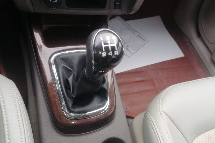 Forthing JOYEAR S50 2016 #14 Forthing JOYEAR S50 2016 car image #14