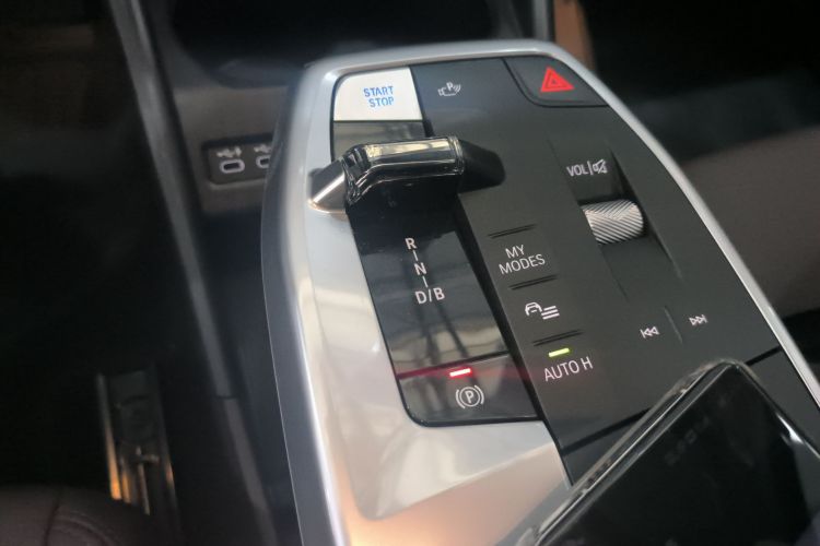 BMW iX1 2024 изображение автомобиля #14