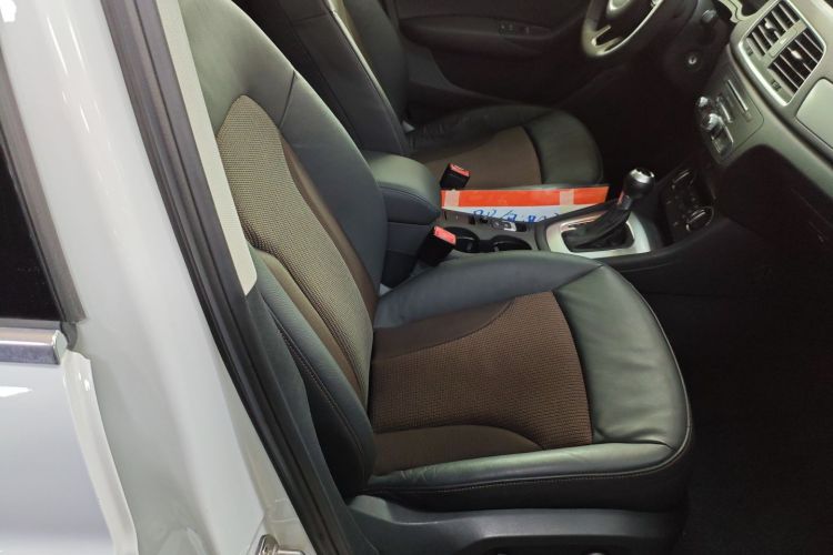 Audi Q3 2017 car image #14