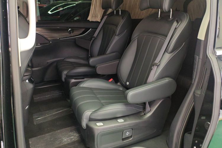 Forthing V9 2025 car image #14