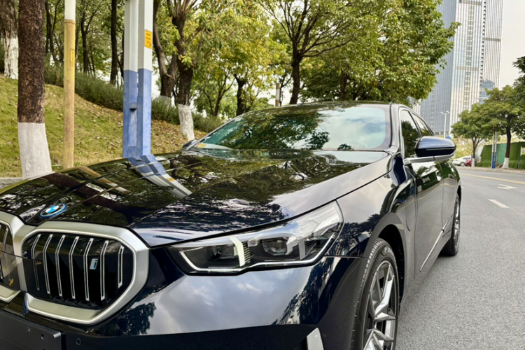 BMW i5 2024 car image #14