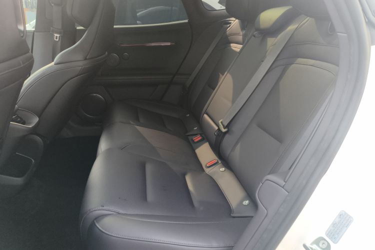 Avatr 06 2025 car image #14