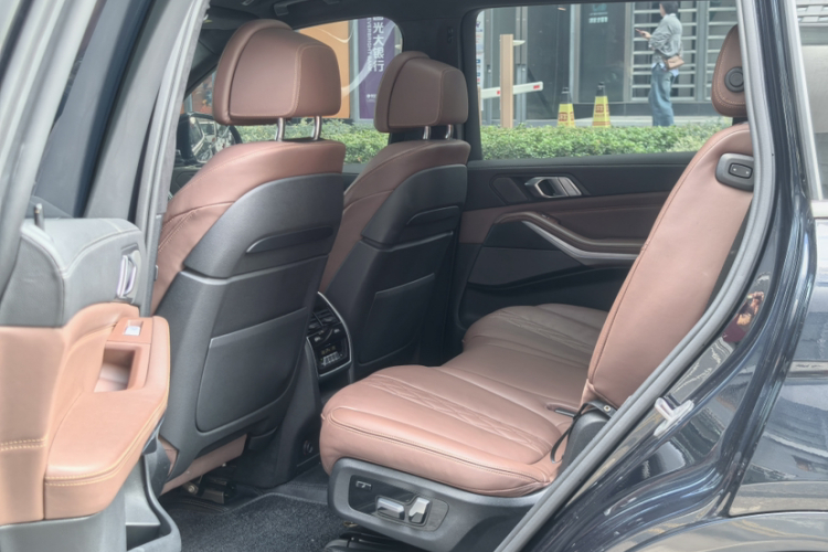 BMW X7 2020 car image #14