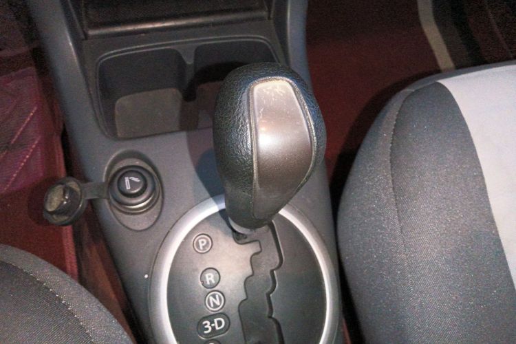 Suzuki Swift 2015 car image #14