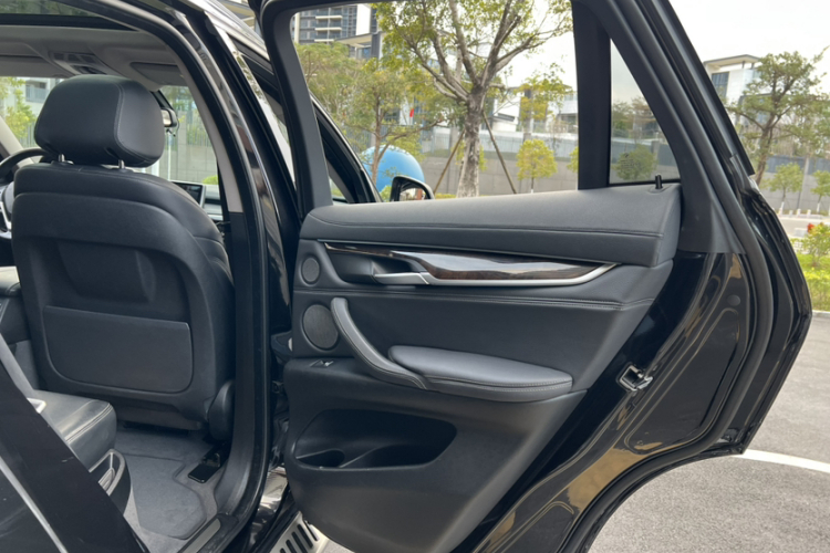 BMW X6 2018 car image #14