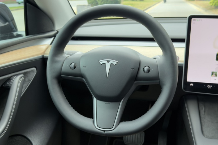 Tesla Model Y 2023 car image #14